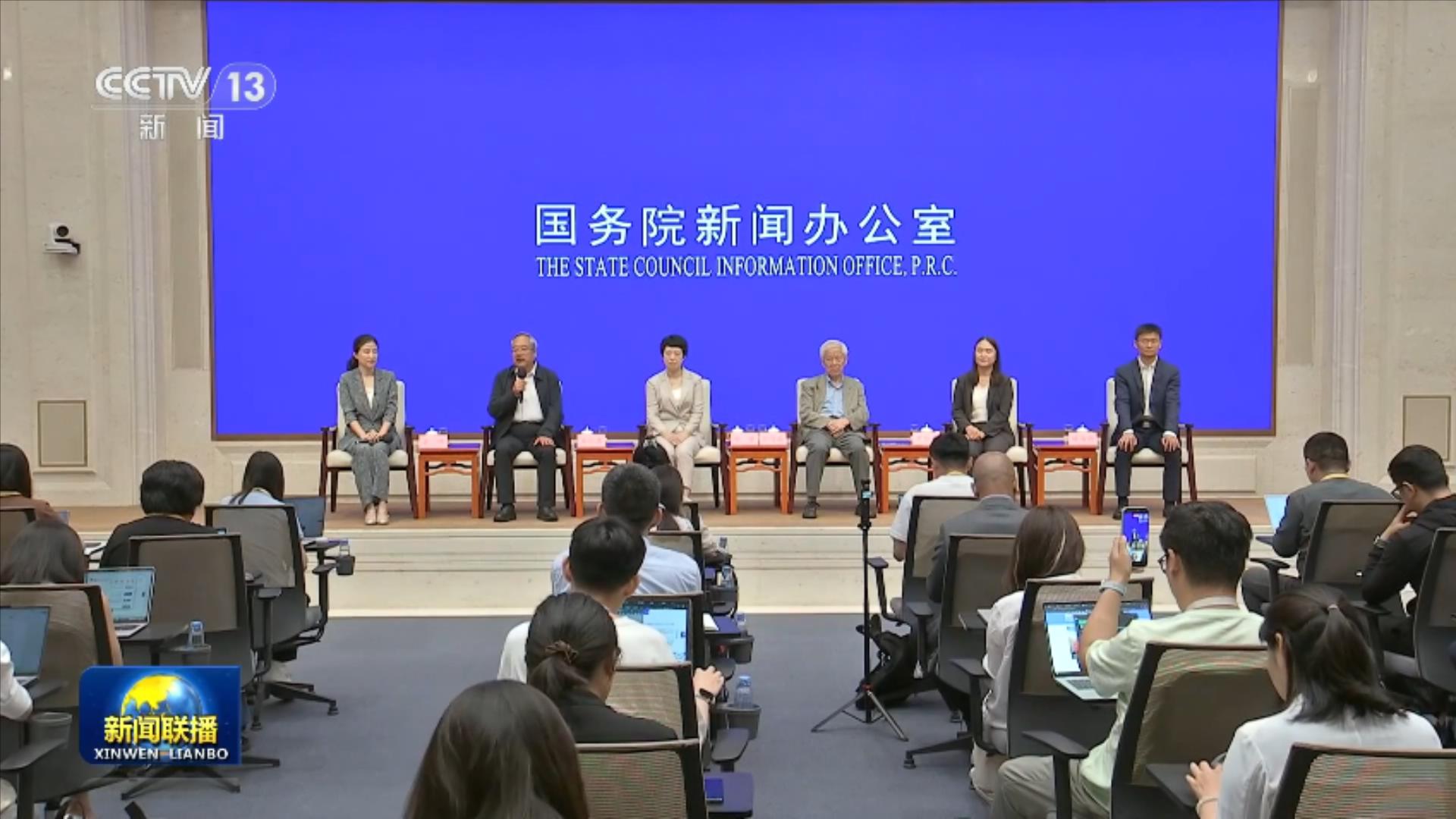 教师在幼儿园内驾车撞倒名孩子致死